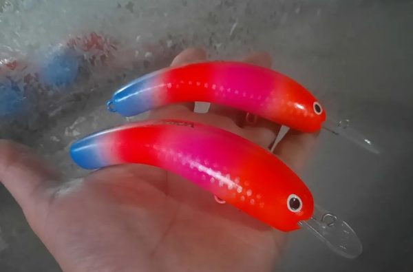 Señuelo Voraz Banana Mediana, Pala 2. Triples Vmc Bronce. - Image 3